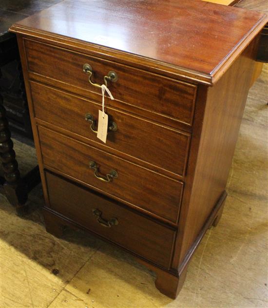 Small mahogany chest of drawers